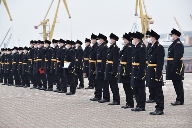 В Одессе 45 курсантов Института ВМС Украины получили офицерские погоны и кортики 10