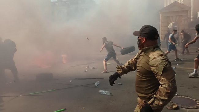 Столкновения митингующих с правоохранителями на акции Остановим капитуляцию под Офисом Президента 06