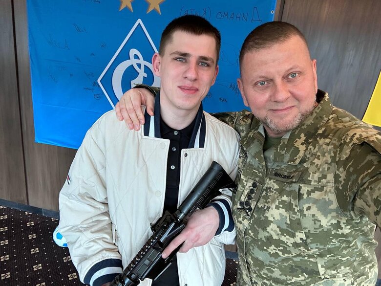 Самый адреналиновый бой 2023: Залужный наградил Золотым Крестом солдата 92-й ОМБр Руслана Зубарева (Хижака) 01