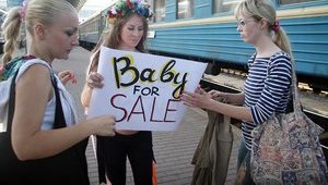 На киевском вокзале полуголая беременная девушка пыталась продать своего нерожденного ребенка. ФОТОрепортаж