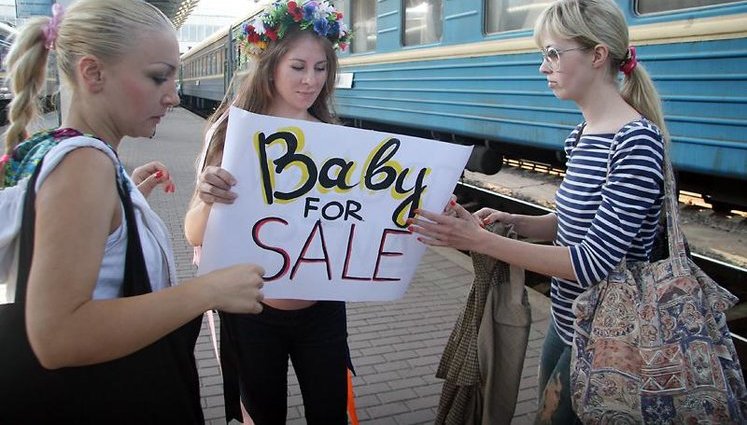На киевском вокзале полуголая беременная девушка пыталась продать своего нерожденного ребенка. ФОТОрепортаж