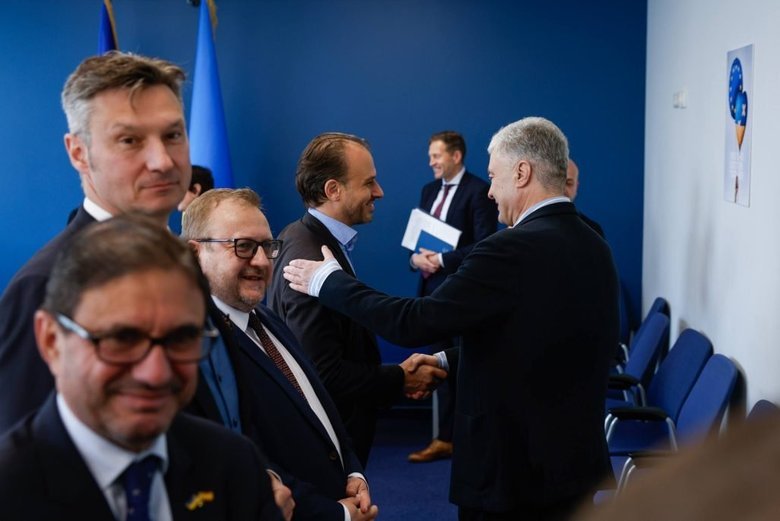 Порошенко провів зустріч із послами ЄС