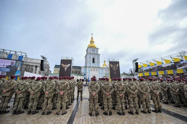 День десантника: церемония замены синих беретов, вручение флага десантно-штурмовых войск и присяга воинов ДШВ на Михайловской площади в Киеве 07