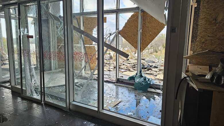 Последствия вражеского удара по областной библиотеке в Херсоне 06