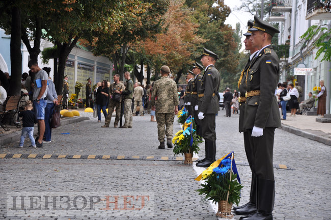Антивандальний термінал памяті всіх загиблих у війні з РФ відкрили в Києві біля Стіни памяті 32
