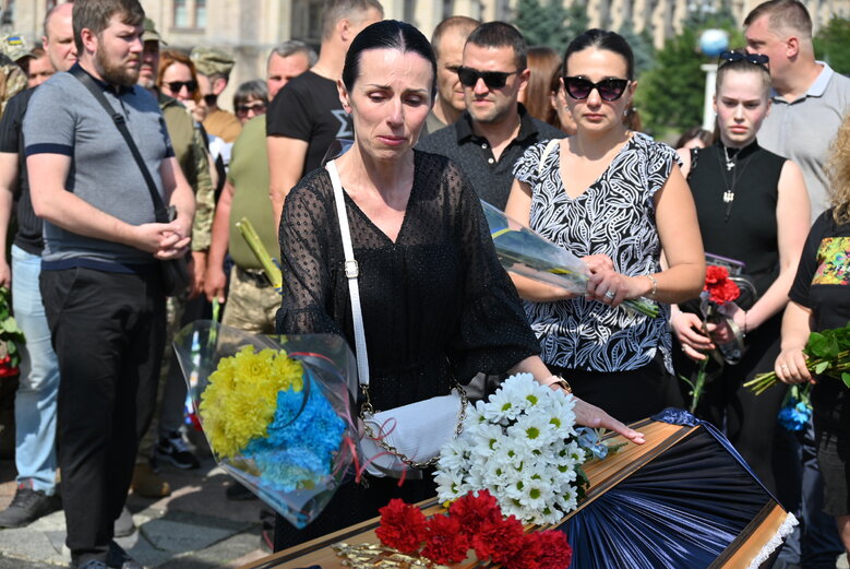 Із загиблим воїном, майданівцем Павлом Каленіченком попрощалися на Майдані Незалежності 31