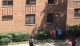 Мужчина поймал 7-летнюю девочку, упавшую с третьего этажа. + ВИДЕО.