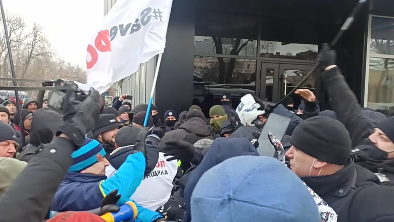 Штовханина між мітингувальниками та правоохоронцями на акції SaveФОП у центрі Києва 04