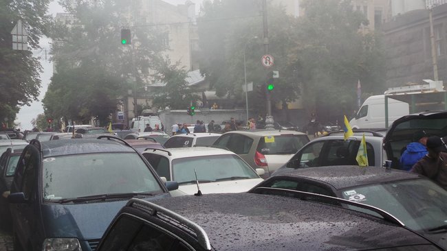 Owners of foreign-registered cars block Kyiv’s government quarter: We demand affordable customs clearance 01