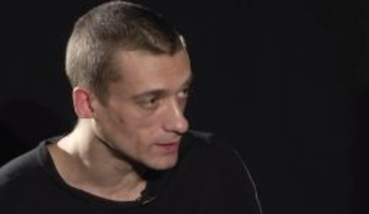 Российский художник-акционист Павленский, поджигавший дверь здания ФСБ, покинул РФ и будет просить политического убежища во Франции. ВИДЕО