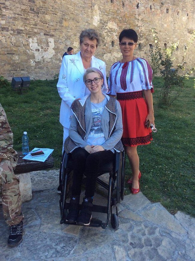 Народний герой України в Хотині: шість недержавних нагород вручили у дворі старовинної фортеці на Буковині 15