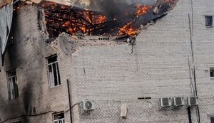 Ворог вдарив по бізнес-центру в Лозовій: відомо про десятьох поранених, є у важкому стані. ФОТО