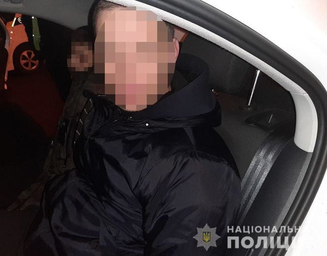 Двоє хлопців із викруткою і ломом намагалися пограбувати мобільний термінал на столичній Лукянівці, - Нацполіція 02