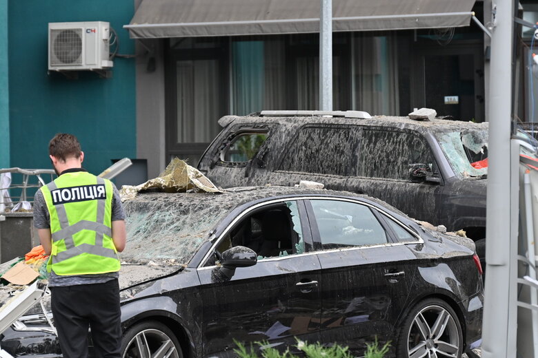 Последствия падения обломков вражеской ракеты на многоэтажку в Соломенском районе Киева 19