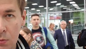 Главу КПУ Симоненко заметили в аэропорту по дороге в Москву. ФОТО
