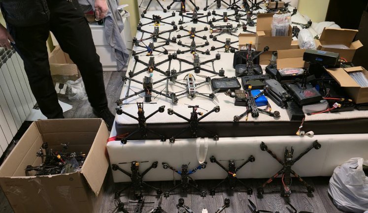 Вдома знайшли 549 дронів: На Донеччині викрили військового, який продавав зброю. ВІДЕО+ФОТОрепортаж