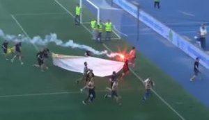 Футбольные фанаты из Харькова сорвали матч в Киеве и устроили драки на стадионе. ВИДЕО