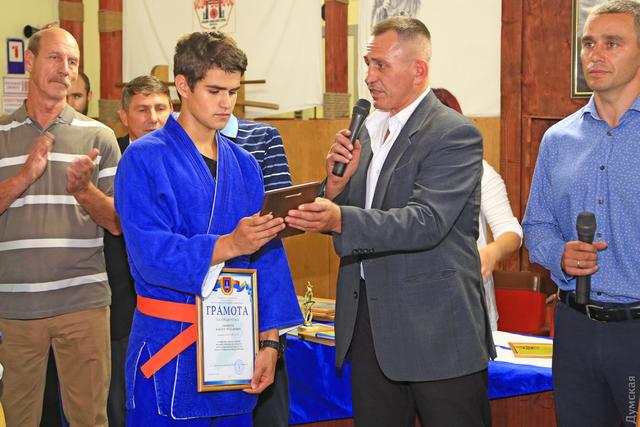 ДСНС нагородила 13-річного Максима Тихончука, що врятував 15 дітей під час пожежі в таборі Вікторія в Одесі 03