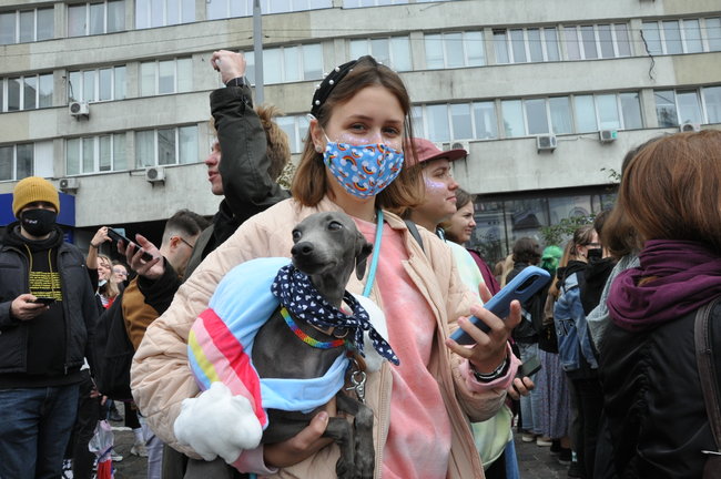 Руху ЛГБТ-маршу намагалася перешкодити жінка, яка лягла на асфальт і кричала про перетворення хлопчиків на геїв 44