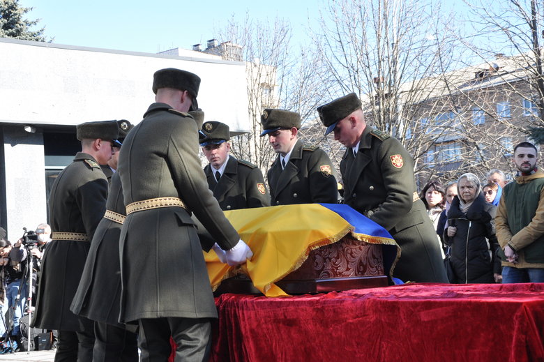 В Києві попрощалися із загиблим внаслідок російського обстрілу розвідником 30-ї ОМБр Антоном Сидоровим 31