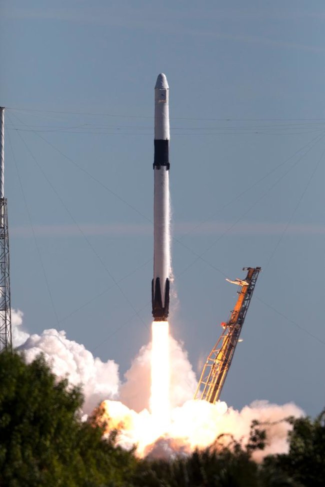 Перший ступінь ракети Falcon 9 з технічних причин не приземлився на космодром, його посадили в океан, - Маск 04