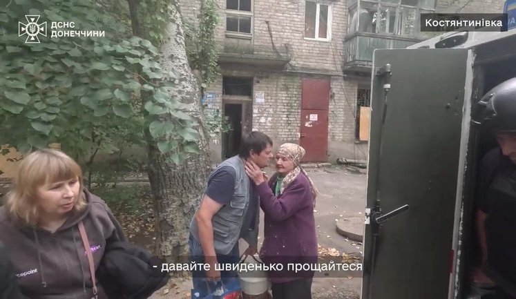 Триває евакуація з прифронтової Костянтинівки: рятувальники вивезли ще 5 жителів. ВIДЕО