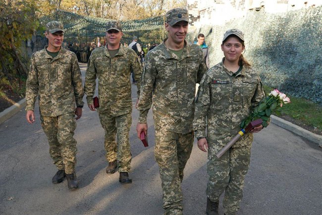 Україна підвелася на ноги, обтрусила пил і сказала ворогам: Не дочекаєтеся! - Зеленський на Донбасі 10 Україна підвелася на ноги, обтрусила пил і сказала ворогам: Не дочекаєтеся! - Зеленський на Донбасі 10