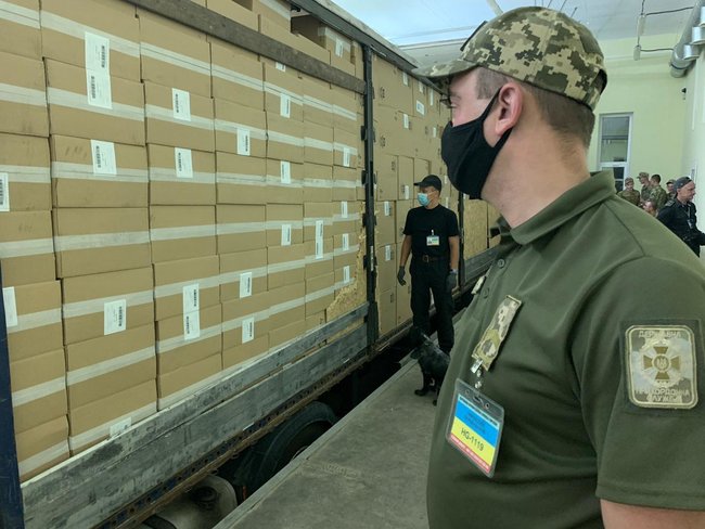 На границе с Беларусью обнаружили рекордную партию контрабандных сигарет 01