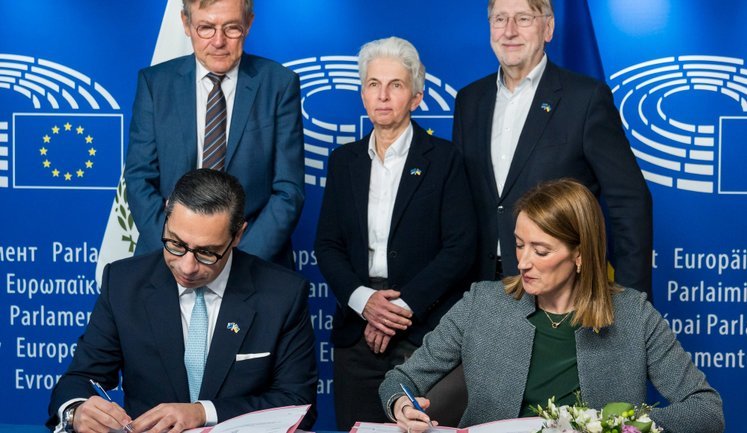 Президент Европарламента подписала выделение 90 млрд евро кредита для Украины