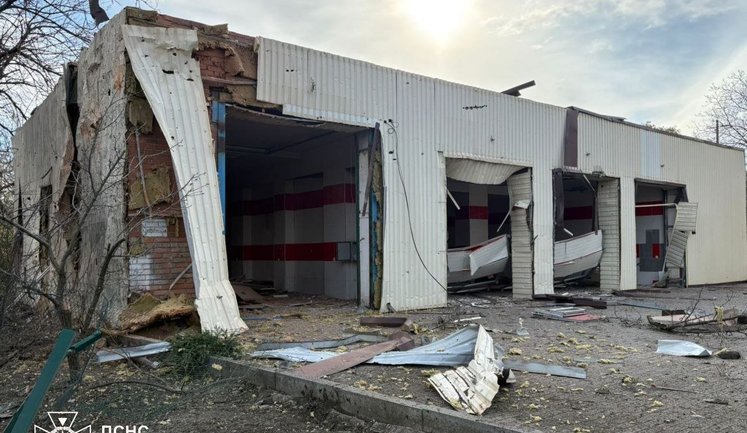 Пожарно-спасательная часть повреждена вследствие удара РФ по Николаевке на Донетчине. ФОТОРЕПОРТАЖ