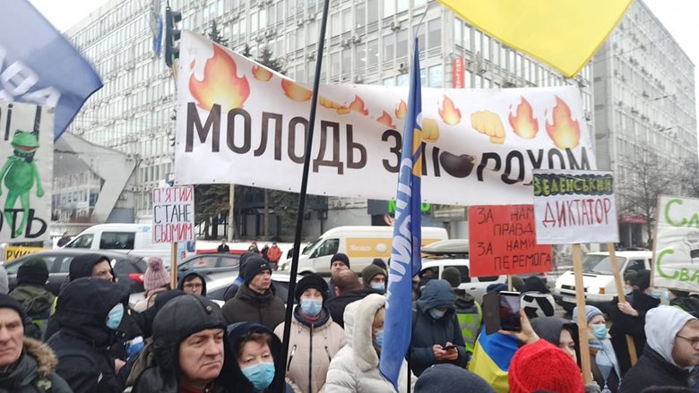Беги, Вова, беги: Под судом, рассматривающим апелляции относительно меры пресечения для Порошенко, собрались митингующие 26
