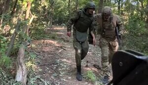 Бійці ТГр "Вугледар" ведуть полоненого окупанта лісовою дорогою. ВIДЕО