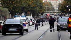 Неизвестный обезглавил женщину и зарезал двоих человек в соборе в Ницце: мэр заявил о теракте. ВИДЕО+ФОТО (обновлено)