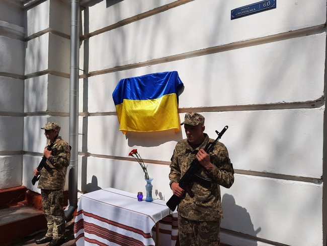 Меморіальну дошку загиблому на Донбасі воїну 58-ї ОМПБр Андрію Ярешку відкрили в Полтаві 07