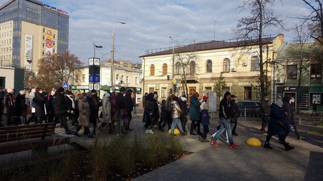 Предприниматели в Ривне пикетируют мэрию в знак протеста против карантина выходного дня: Не просим помощи - требуем не мешать 03