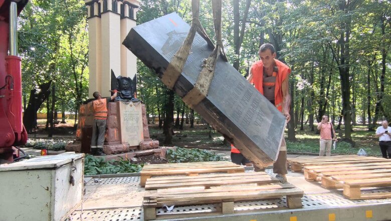 У Чернівцях демонтують братську могилу радянських офіцерів 03