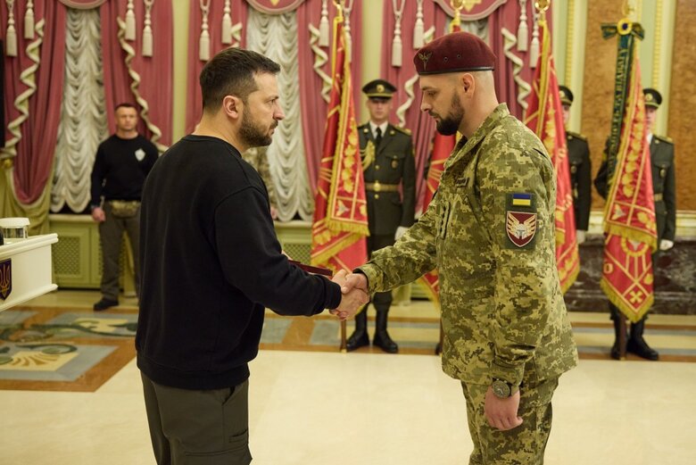 Zelenskyy presents state awards on occasion of Day of Airborne Assault Forces 17 Zelenskyy presents state awards on occasion of Day of Airborne Assault Forces 17