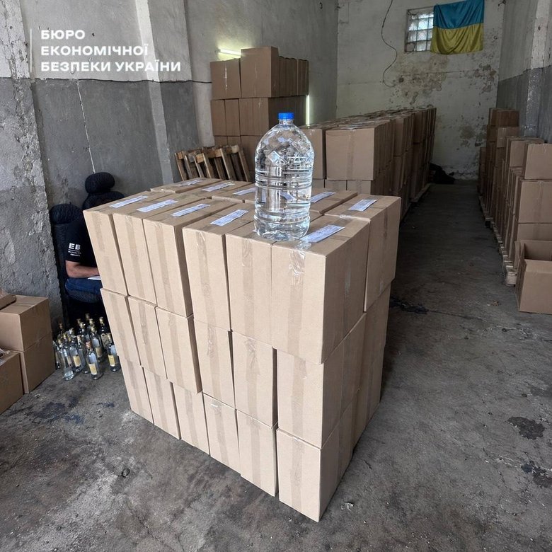 48 тисяч літрів спирту в приватному дворі: на Закарпатті викрили цех із виготовлення алкоголю