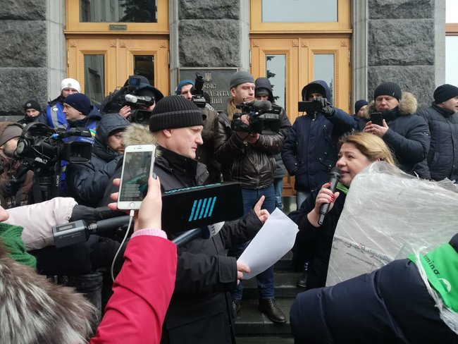 Кілька тисяч співробітників підприємств Бахматюка на мітингу закликали президента звільнити главу НАБУ Ситника і захистити їхні робочі місця 02