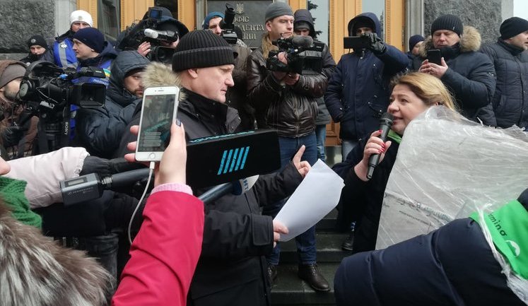 Кілька тисяч співробітників підприємств Бахматюка на мітингу закликали президента звільнити главу НАБУ Ситника і захистити їхні робочі місця