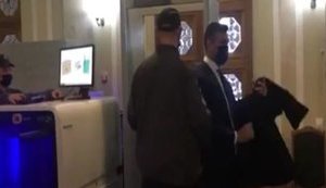 Нардепов на входе в Раду проверяют на наличие COVID-сертификатов. ВИДЕО (обновлено)