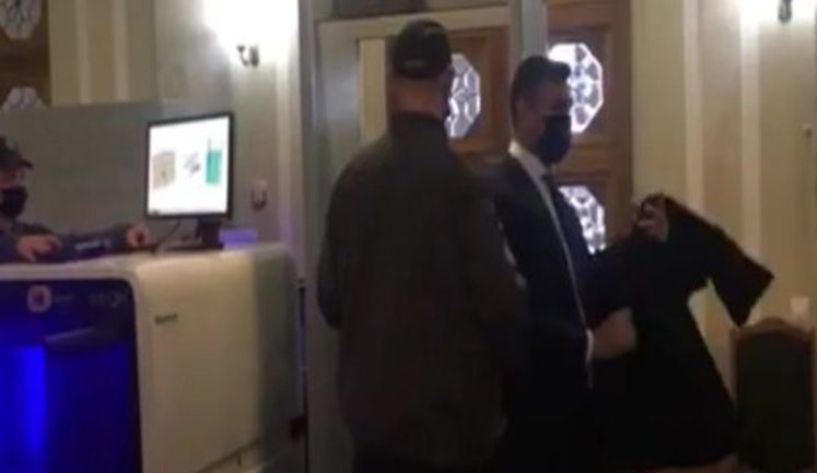 Нардепов на входе в Раду проверяют на наличие COVID-сертификатов. ВИДЕО (обновлено)