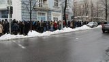 К Януковичу выстроились в очередь за лекарствами сотни украинцев. ФОТОрепортаж