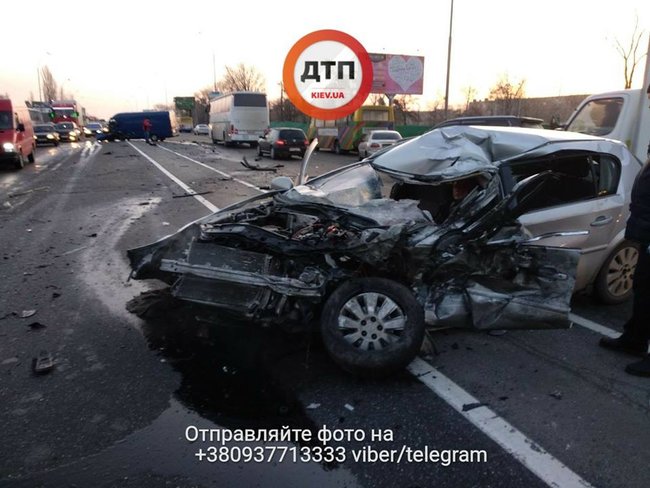 Жуткое ДТП в Киеве: водителя зажало внутри салона, автомобили разбросало на 60 метров друг от друга 01