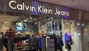 Власник Tommy Hilfiger та Calvin Klein зачиняє магазини в Росії