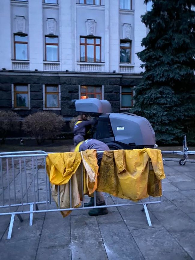 Офіс Президента 8 днів не може відмити стіну від фарби 01