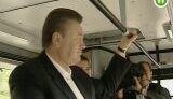Янукович покатался с мужиками на троллейбусе. ВИДЕО.