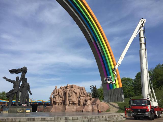 Люди, які назвали себе Правим сектором і Свободою, зупинили роботи з розфарбовування арки Дружби народів у центрі Києва 01 Люди, які назвали себе Правим сектором і Свободою, зупинили роботи з розфарбовування арки Дружби народів у центрі Києва 01