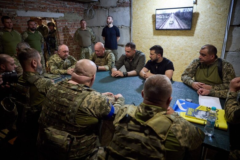 Зеленський відвідав бригади, які захищають Україну на Донецькому напрямку 01