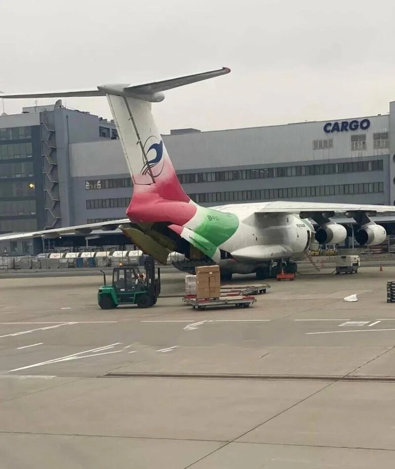 Iranian plane arrived in Moscow, probably with new batch of kamikaze drones and missiles, - Bild 01
